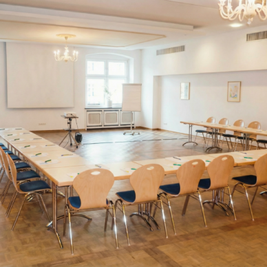 kolpingsaal_korrigiert_weiss_links_ohne_vorhaenge
